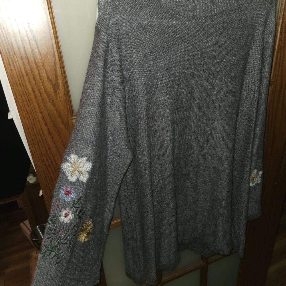 Chic Gray Floral Embroidered Turtleneck Sweater